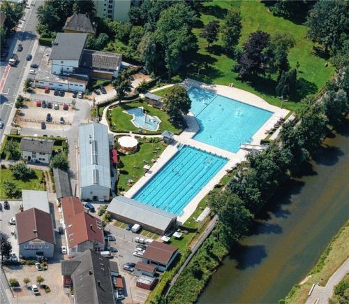 Traumanlage im Grünen: das Rosenheimer Freibad aus der Vogelperspektive. Foto Ziegler