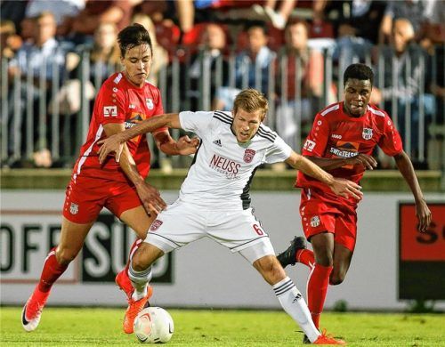 Traunsteins zweifacher Torschütze Philipp Matz (links) greift Pfarrkirchens Stefan Loher an, rechts Ethan Monaghan.Foto Weitz