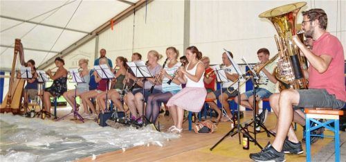 Üben, üben, üben – die Baschtler Blosn beim Musizieren und Schwitzen. Beim Fest werden sie ihren ersten Auftritt haben. Fotos Nit/ hö