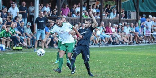 Über 400 Zuschauer verfolgten das Auftaktspiel zwischen dem TSV Emmering und dem SV Ostermünchen. Hier wird Emmerings Christoph Kirchlechner von Ostermünchens Markus Prechtl (rechts) attackiert.Foto Ruprecht