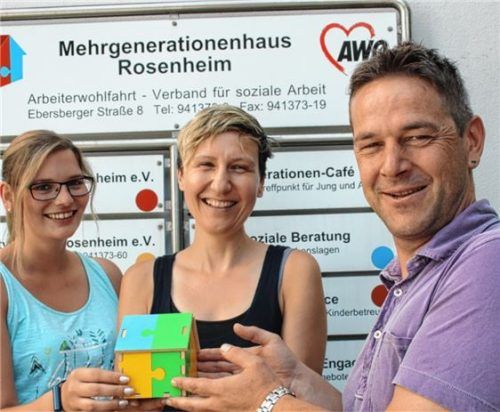 Übergabe eines symbolischen Mehrgenerationenhauses von Klaus Schindler (rechts) an seine beiden Nachfolgerinnen im Rosenheimer Projekt unter der Trägerschaft der Arbeiterwohlfahrt Katharina Gaiduk (Mitte) und Franziska Stremming (links).Foto  RE