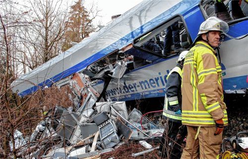 Unfassbare Tragödie: Zwölf Menschen starben beim Zugunglück von Bad Aibling. 89 weitere Insassen in den beiden Meridian-Zügen wurden zum Teil schwer verletzt. Foto Reisner