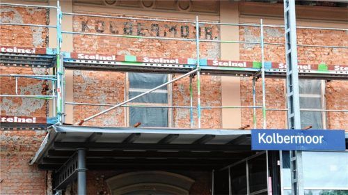 Unter dem abgeschlagenen Putz wieder aufgetaucht: die alte Stationsbezeichnung. Fotos Petzinger/Heimatmuseum