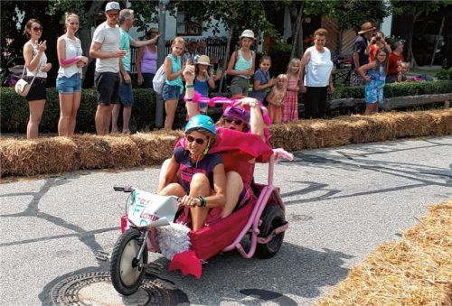 Verbissen in die Kurve: das Team „Krasse-Flamingo-Dirndl“ mit ihrem rosafarbenen KFD-Fahrzeug. Fotos Stübl
