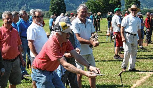 Vereinsvorsitzender Sepp Oberauer setzt schwungvoll zum Wurf an.Fotos steffenhagen