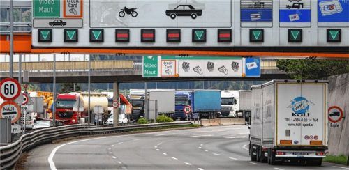 Verkehrskollaps: Lkw stauen sich auf der Brenner-Autobahn. Foto dpa