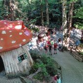 Viel Spaß mit Schwammerlrutsch und Bockerleisenbahn