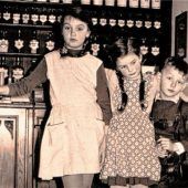 <p>Viele Arzneien wurden in der Apotheke selbst gefertigt– die Kinder konnten nur andächtig zuschauen.</p>