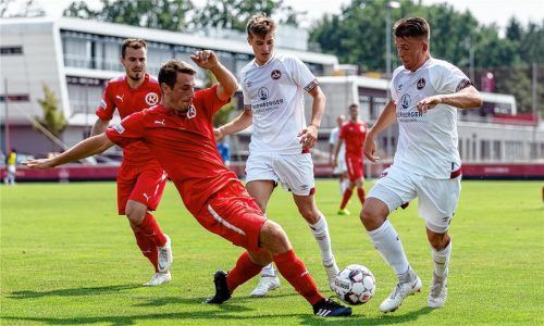 Voller Einsatz von Georg Lenz gegen einen heraneilenden Club-Angreifer.Fotos Sportfoto Zink
