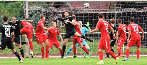 Vollversammlung vor dem Sechziger-Tor und irgendwie landete der Ball nach einer Ecke zum schnellen 1:1-Ausgleich im Rosenheimer Tor. Fotos  Ziegler