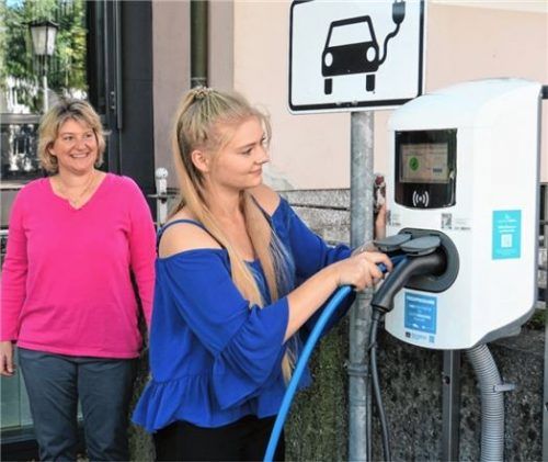 Vom Empfang ihres Führerscheins direkt zur E-Ladesäule kam als eine der ersten „Kunden“ Lisa Pichler mit ihren Eltern Susi und Markus.Fotos  Baumann