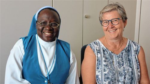 Von Gott berufen, Kindern zu helfen: Schwester Mary mit ihrer Freundin Marianne Mayer, die seit Jahren als zweite Vorsitzende im Verein „Madonna Angels“ tätig ist – und das Waisenhaus in Nigeria schon besucht hat.Foto ge