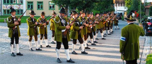Vor der Kirche Sankt Martin in Flintsbach waren 30 Gebirgsschützen der Flintsbacher Kompanie zum Ehrensalut im Rahmen des Totengedenkens zur 65-jährigen Wiedergründung der Kompanie angetreten.Foto steffenhagen