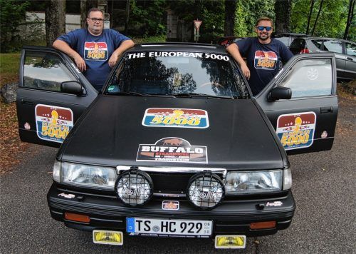 Vorfreude auf den Start am 8. September: Christian „Mo“ Frank (links) und Waldemar „Waldi“ Fuchs mit ihrem Mazda 929 HC. Fotos Weinzierl