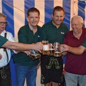 <p>Vorsitzender Christian Wagner (Dritter von rechts) und sein Vorgänger Franz Schrank (Zweiter von rechts) stießen mit weiteren Vorstandsmitgliedern auf den gelungenen Auftakt der Jubiläums-Feierlichkeiten an. Fotos Sedlbauer</p>