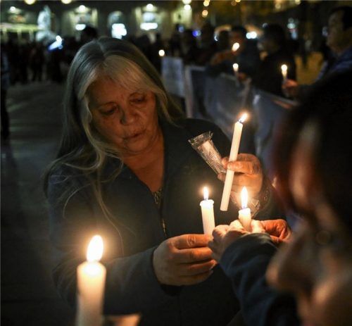 Weltweit sind Christen über Kindesmissbrauch durch Priester entsetzt. Unser Bild zeigt eine Frau in Chile, die eine Kerze für die Opfer entzündet. Foto dpa