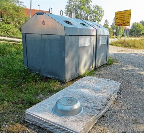 Wer glaubt, dass die unsachgemäße Nutzung von öffentlichen Einrichtungen ein Phänomen der Stadt ist, muss nur bis nach Hörbering fahren. Dort kommt es regelmäßig zu Müllablagerungen an den Glascontainern. Auch in dieser Woche wieder: Ein Umweltsünder hat seine ausrangierte Matratze bei den Containern am Ortseingang von Hörbering abgelegt.Foto hus