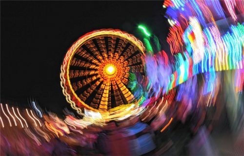 Wiesn-Wahrzeichen in da Nochd: 16 Dog lang gähts auf da Wiesn rund ums Riesenradl wieder rund. Foto schlecker