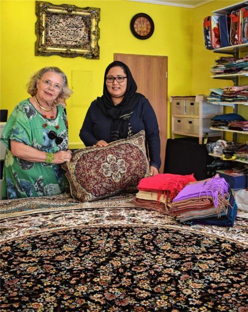 „Wir brauchen mehr bunte Sachen“, findet Gräfin Leopoldine Arco-Valley (links). Auf die bereits bestellten farbenfrohen Teppiche freut sie sich besonders. Die Breitbrunnerin unterstützt Zolaikha Mohammadi beim Schritt in die Selbstständigkeit.Foto kad