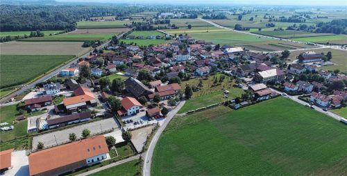 Zankapfel seit 2004: die Eichfeldstraße in Happing, in der Mitte des Bildes schlängelt sie sich eng an der Hofstelle von Huber vorbei. Foto Ziegler