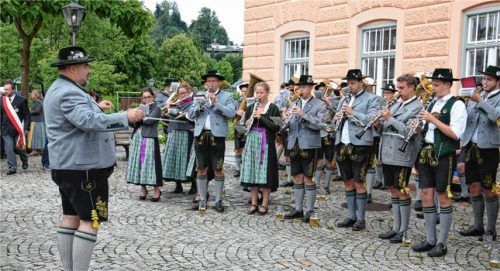 Zehn abwechslungsreiche Tage warten auf Feldkirchen. Los geht es mit einem Standkonzert am Dorfplatz mit der „Musikkapelle Vagen“ und Freibier-Ausschank der Brauerei Maxlrain.