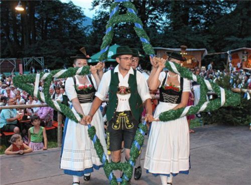 Zünftiges Waldfest am Kama-Bichl