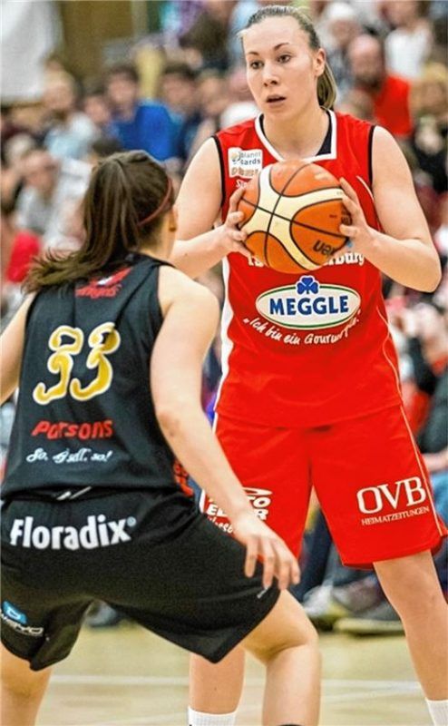 Zukünftig in einem Team: Sidney Parsons, hier noch als Spielerin von Nördlingen, im Duell mit Wasserburg-Rückkehrerin Svenja Brunckhorst.Foto Brei