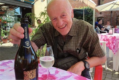 Zum 80. Geburtstag gab es Prosecco und einen Überraschungsbesuch durch zwei Töchter in Pavia. Fotos  privat