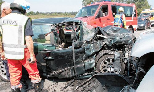 Zum Teil schwer verletzt wurden die Fahrzeuginsassen von den Rettern aus den Wracks der Fahrzeuge geborgen.Foto Reisner