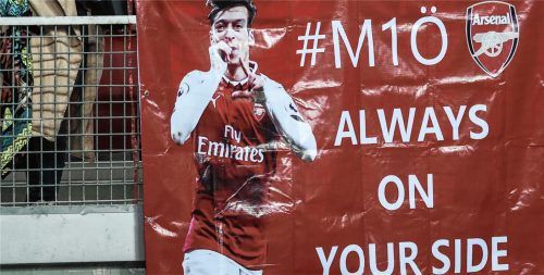 Zumindest der Unterstützung der Arsenal-Fans kann sich Mesut Özil sicher sein. Foto dpa