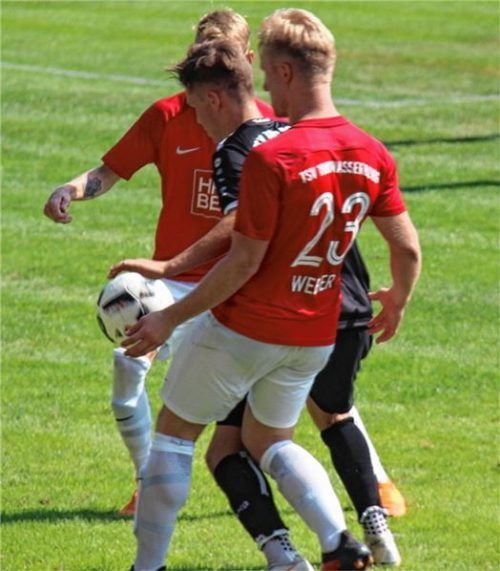 Zwei Wasserburger, darunter Neuzugang Sebastian Weber (vorne), stellen hier einen Bogener Akteur.