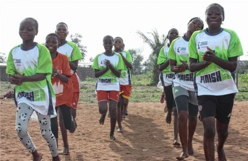 Zwölf Jugendliche aus Benin sind momentan in Rosenheim. Gemeinsam mit zwölf Deutschen haben sie ein Fußballturnier organisiert. Foto re
