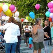 100 Friedens-Luftballons stiegen am Weltkindertag in den Himmel