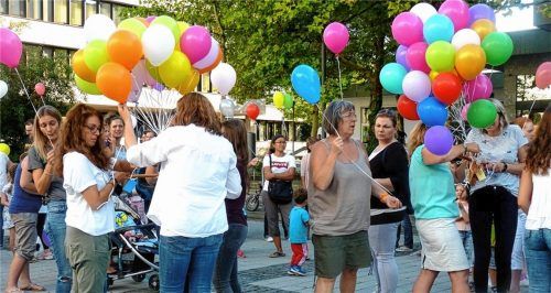 100 Friedens-Luftballons stiegen am Weltkindertag in den Himmel