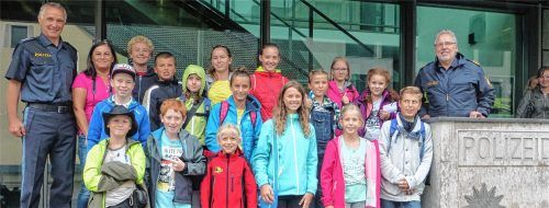 16 „rasende Reporter“ besuchten im Rahmen des OVB-Ferienprogramms das Polizeipräsidium Oberbayern Süd und die Polizeiinspektion Rosenheim. Da staunten die Zehn- bis 14-Jährigen nicht schlecht, was die „Spusi“ so alles kann. Zum Gruppenfoto stellten sich neben den Kindern auch (von links) Polizei-Pressesprecher Jürgen Thalmeier und OVB-Mitarbeiterin Ingrid Aßbichler sowie der Polizeipräsident Robert Kopp (rechts), der sich Zeit für die Kinder nahm.Foto knothe
