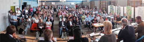 200 Bürger verfolgten die Sondersitzung des Stadtrates und nutzten die Chance zum Dialog mit Vertretern der Stadt, des Gemeindeforums und der Bahn. Foto Knarr