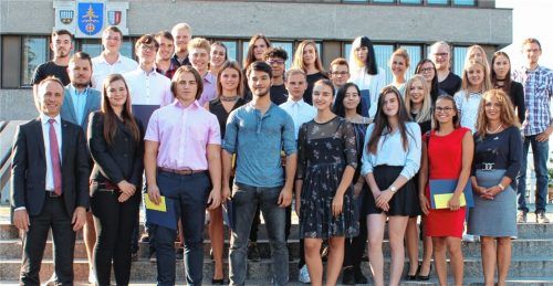 43-mal eine Eins vor dem Komma erreichten Abschlussschüler und -Absolventen aus Waldkraiburg. Bürgermeister Robert Pötzsch (links vorne) und Karin Bressel (vorne rechts), Referent für Kultur und Bildung, gratulierten 30 jungen Waldkraiburgerinnen und Waldkraiburgern, die zur Ehrung ins Rathaus kamen.Foto  re