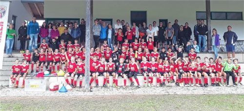 65 Kinder nahmen an diesem ersten großen Fußballcamp des FC Grünthal auf dem Unterreiter Fußballplatz teil. Foto  re
