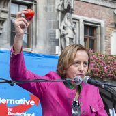 2000 Menschen lärmen gegen von Storch