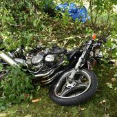 Auto weicht aus und erfasst Motorrad