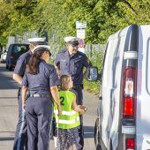 Grundschüler halten Temposünder an