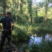 Radldieb taucht in Bach unter