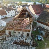 Sturm Fabienne köpft Kirchturm