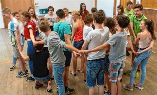 Gemeinsam stark: Der Stadtjugendring schult Kinder und Jugendliche in sozialen Kompetenzen – hier bei einem Seminar für Tutoren an den Schulen. Fotos re