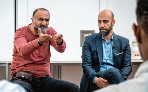 Ahmad Mansour (rechts) und Ylmaz Atmaca (links) zeigen in dem Workshop einen Ehestreit. Fotos Thomae