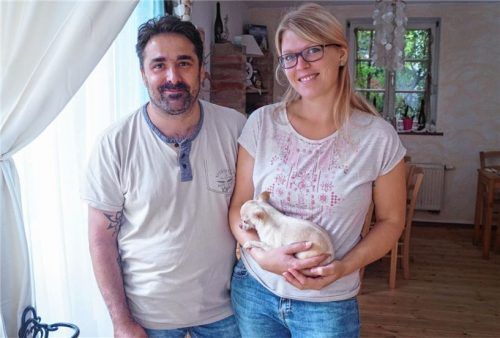 Alexander Schmid und Susanne Kreuz sind die stolzen Besitzer des kleinen Chihuahuas.