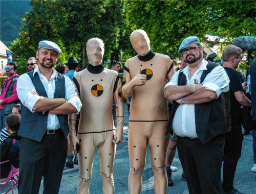 Alles andere als eine bierernste Rallye: die Chiemgauner mit zwei Crashtest-Dummies aus Magdeburg.
