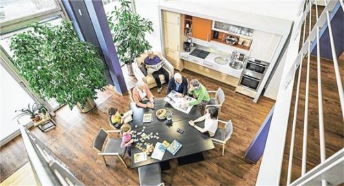 Alte Wohnformen neu entdeckt: Wohngemeinschaften für Senioren. Fotos dpa//Kusch, dpa/Bosch