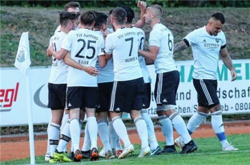 Am Ende durften die Ampfinger einen Derbysieg gegen Waldkraiburg bejubeln. Foto  Buchholz