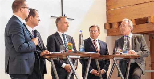 Am Podium (von links): Richard Stefke, Caritas-Geschäftsführer im Landkreis, Georg Falterbaum,Caritasdirektor der Erzdiözese, Bürgermeister Robert Pötzsch, Reinhard Frauscher, stellvertretender Vorsitzender des Vorstandes der VR-meine Raiffeisenbank, und Landrat Georg Huber.Fotos  kob
